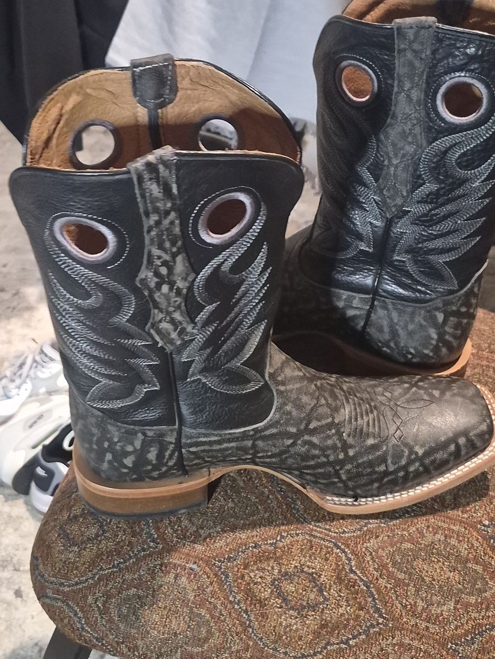 Men's Black Western Cowboy Boots with Distressed Pattern - Picture 6 of 11